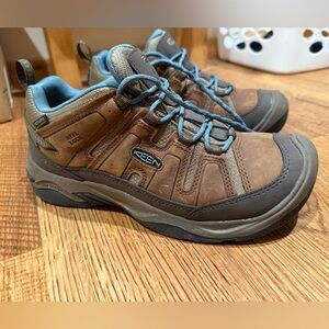 KEEN women’s size 9 in Brown and Blue
